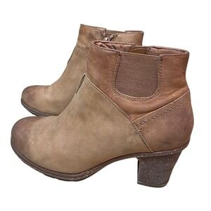 Clarks Collection Women’s Size 6.5M Tan Nubuck Side Zip Comfort Shoe Ankle Boots